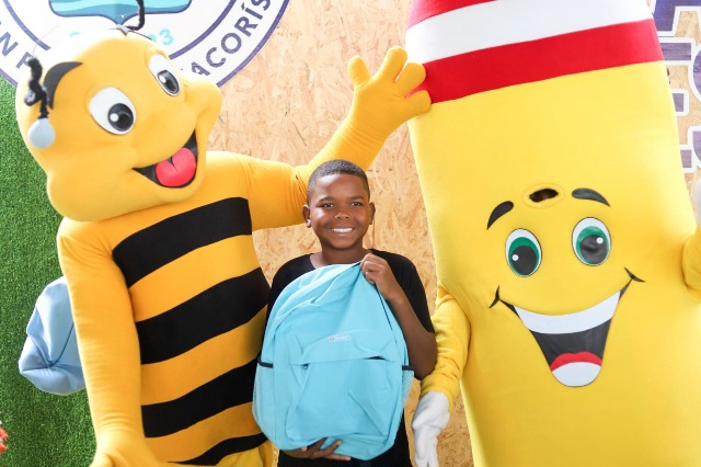 Niño con mochila