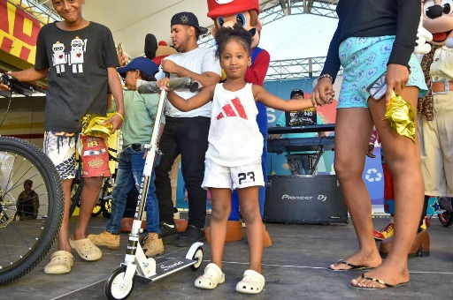 Niña con patineta