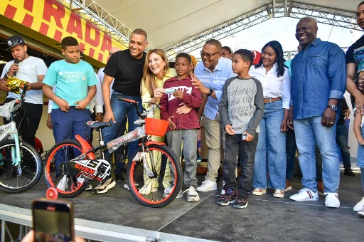 Rafa y Carolina con niños