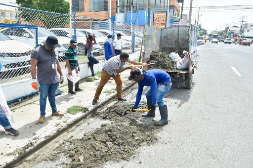 Trabajadores con camion