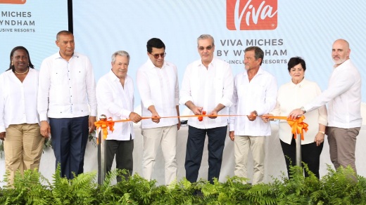 Presidente cortando cinta